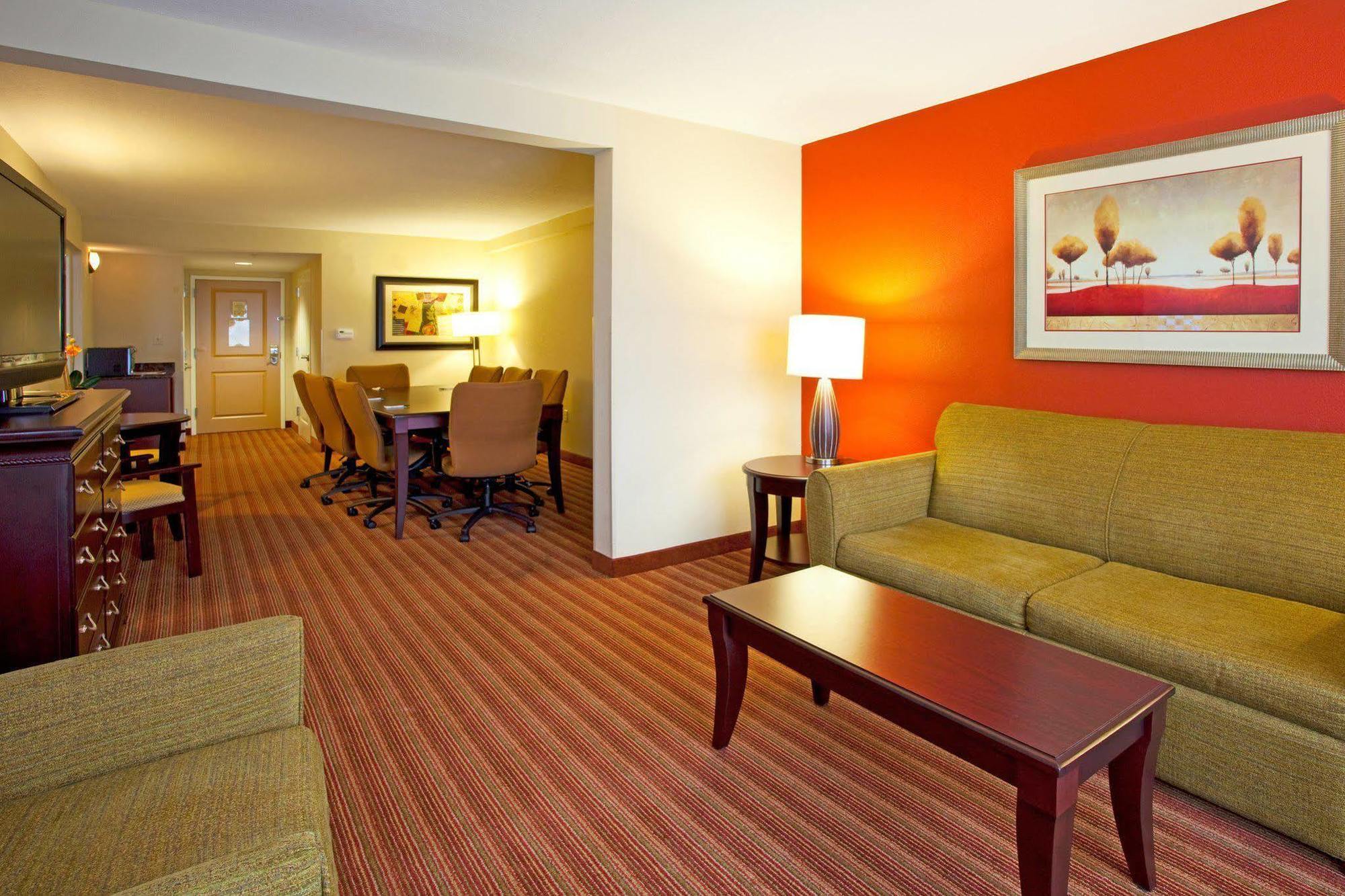 Holiday Inn Hotel & Suites - Orange Park - Wells Rd. Room photo